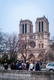 Cathédrale;-Ile-de-la-Cité;-Kaleidos;-Kaleidos-images;-La-parole-à-limage;-Lieux-de-culte;-Maurice-de-Sully;-Monument-historique;-Notre-Dame-de-Paris;-Parapet;-Paris;-Patrimoine;-Pont-Saint-Michel;-Quai;-Rive-gauche;-Seine;-Stories-Pictures;-Tarek-Charara;-Touristes;-Tours